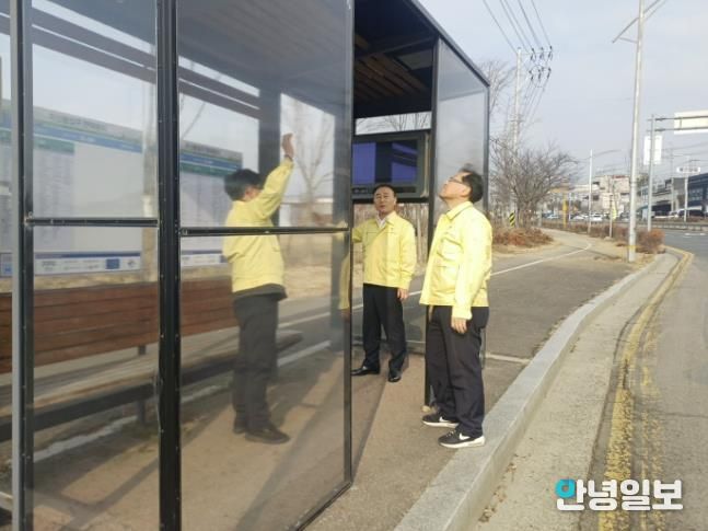 미산동입구 버스정류소의 한파 저감시설(방풍시설)을 점검하고 있다