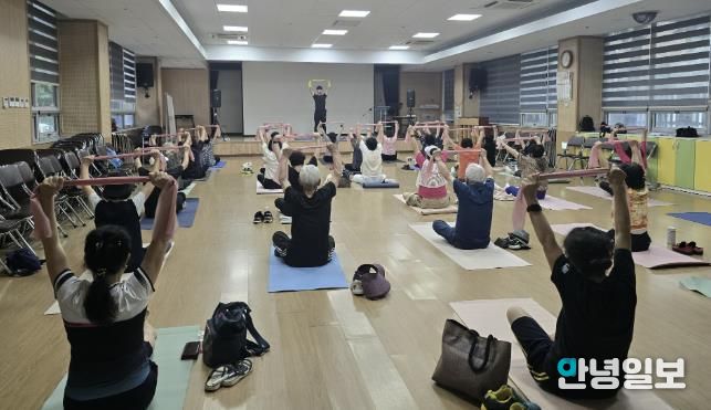 안산체력인증센터에서 단원구노인복지관을 방문, 운동처방을 진행하고 있다.