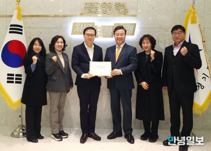 김성제 시장이 임태희 교육감에게 의왕교육지원청 신설 신속 추진 건의문을 전달하고 있다.