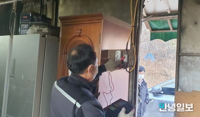 지난 11일 특별점검반이 관내 주거용 및 창고용 비닐하우스를 대상으로 화재 예방 점검을 하고 있다.