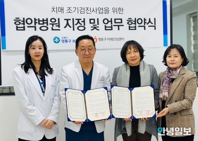 협약식 후 참석자들이 기념촬영을 하고 있다.