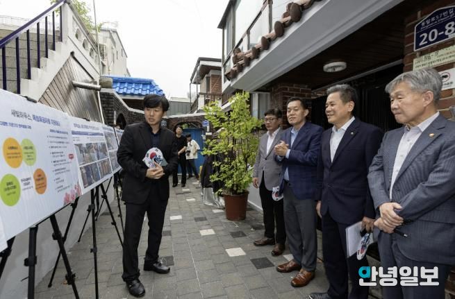 수원시와 한국보훈복지의료공단이 수원지역 독립유공자 후손의 집수리를 지원한 새빛하우스 앞에서 관계자들이 사업 설명을 듣고 있다.