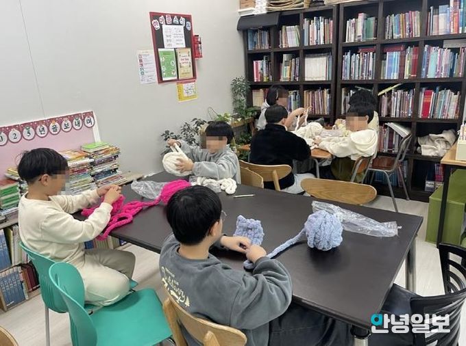 의정부시 송산2동, 아이들의 손끝에서 피어난 온기…어르신께 전할 사랑의 목도리 준비