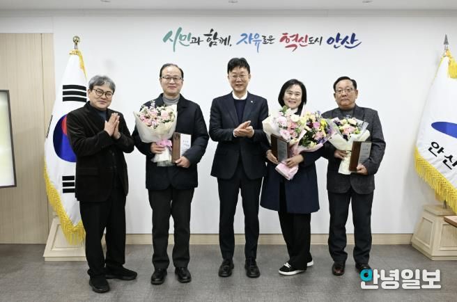 이민근 안산시장(가운데)이 16일 안산시청에서 사회복지시설 퇴직자들을 대상으로 감사패를 수여하고 함께 기념촬영을 하고 있다.