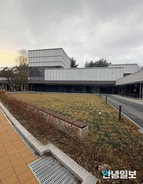 결혼식 후 연회장소로 활용할 수 있는 성남물빛정원 뮤직홀 앞 잔디마당