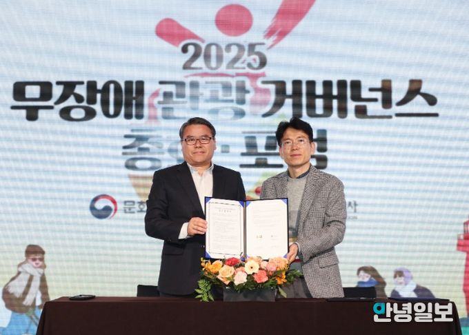 김포시(신승호 교육문화국장)가 한국관광공사와 열린 관광지 조성 협약을 체결하고 있다.