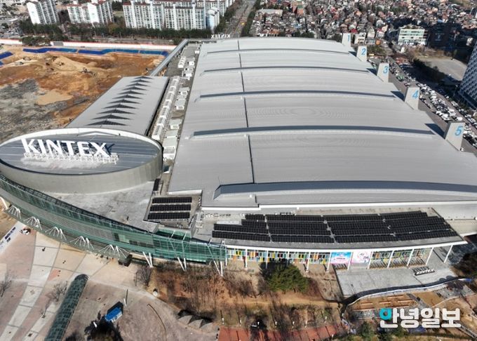 킨텍스 제1전시장 옥상에 설치된 태양광 발전시설