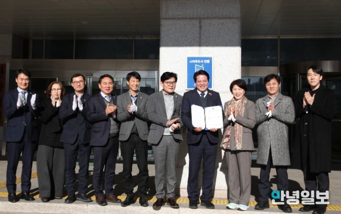 안양시(시장 최대호 오른쪽에서 네번째)가 18일 본관 정문에서 스마트도시 인증 현판식을 개최했다