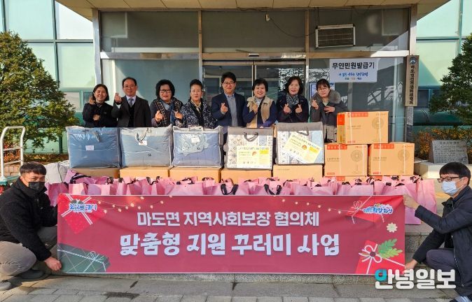 마도면 지역사회보장협의체가 17일 관내 취약계층 및 어린이가정을 대상으로 맞춤형 지원꾸러미 전달에 앞서 기념촬영하고 있다