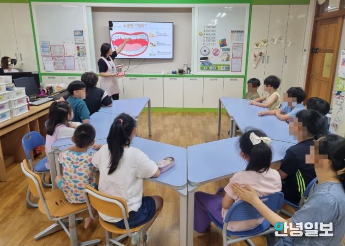 동부보건소 소속 치과위생사가 특수학급 교실을 방문해 학생 눈높이에 맞춘 구강보건교육을 진행하고 있다