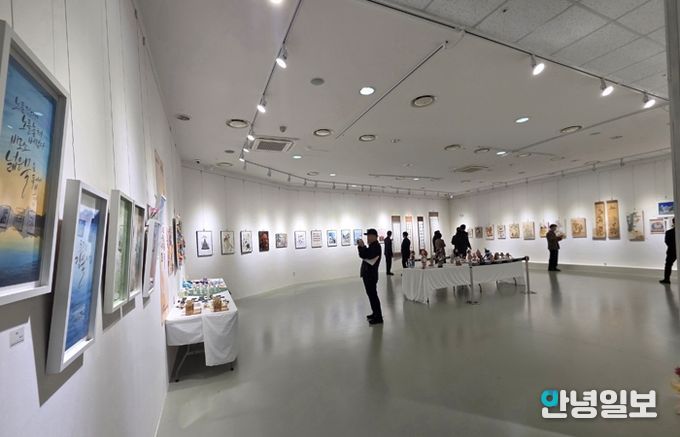 용인포은아트갤러리에서 18일부터 21일까지 3일간 ‘제7회 보정동 주민자치 작품전시회’가 열렸다