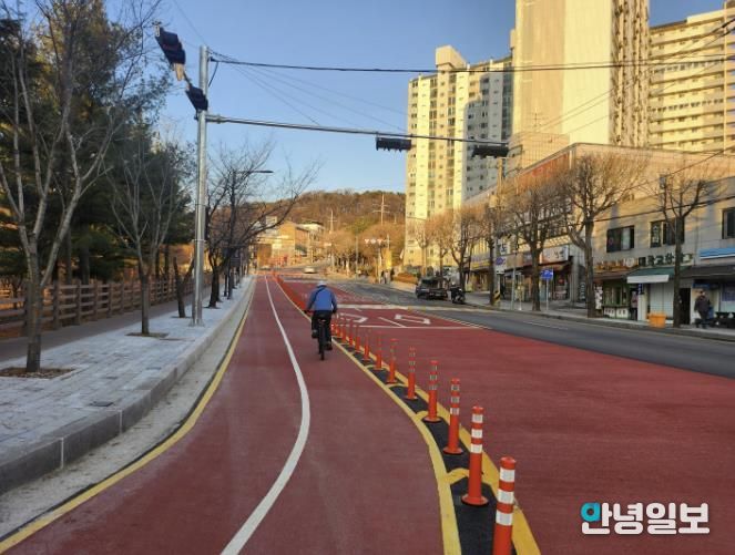 자전거 도로가 조성되고, 2차로로 확장된 광교산로