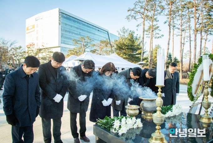 성남시의회, 2026년 신년 현충탑 참배
