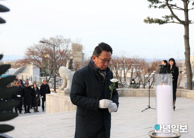 신년 현충탑 헌화하는 평택시의회 강정구 의장