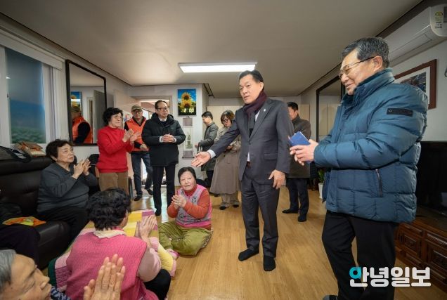 이재준 수원시장이 새터경로당에서 어르신들과 이야기를 나누고 있다.
