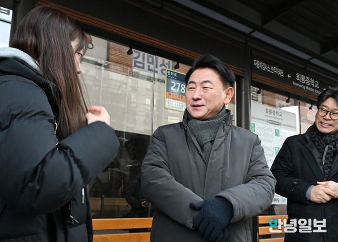 김동근 시장이 1월 6일 133번 시내버스 정류소에서 한 학생에게 통학 환경에 대한 의견을 듣고 있다.