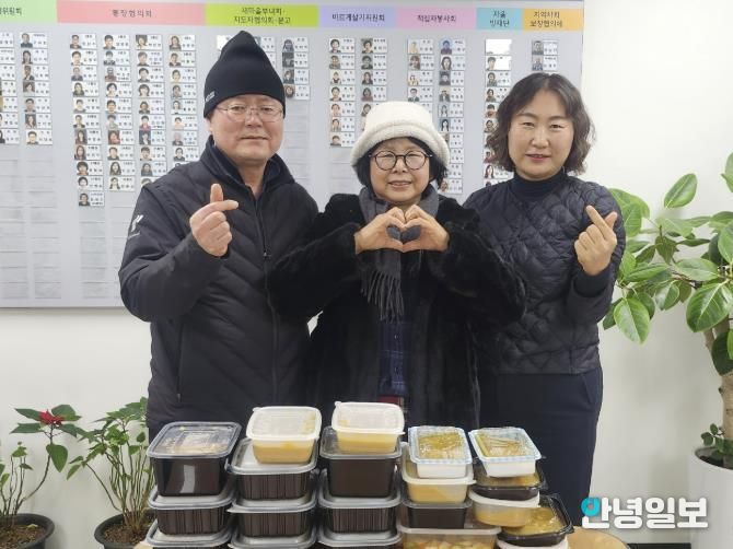 인창동 행정복지센터에서 유정희 회장과 밑반찬 전달식을 진행하고 있다.