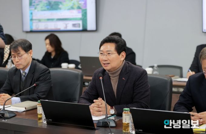 이상일 용인특례시장이 9일 처인구 원삼면에 있는 '용인반도체클러스터 일반산업단지' 현장에서 용인 반도체 프로젝트와 관련해 입장을 설명하고 있다