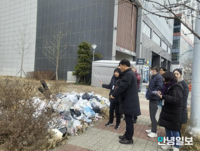 김민 단원구청장이 9일 단원구 반달섬 일원에서 생활민원 현장을 둘러보고 있다.