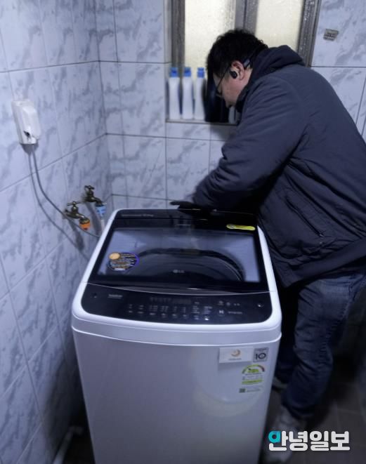 수원시 권선구 세류2동 일월행복한나눔재단, 취약계층 가구에 중고 세탁기 무상 설치