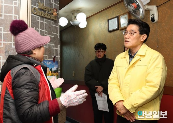 21일 윤성진 화성특례시 제1부시장이 한파 응급숙박시설을 찾아 운영 상태를 점검하고 있다