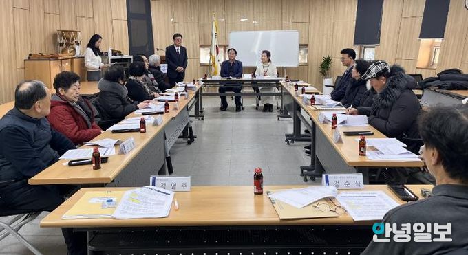 수원시 영통구 원천동, 경로당 맞춤 '바른 복지-건강소식지' 첫 배부