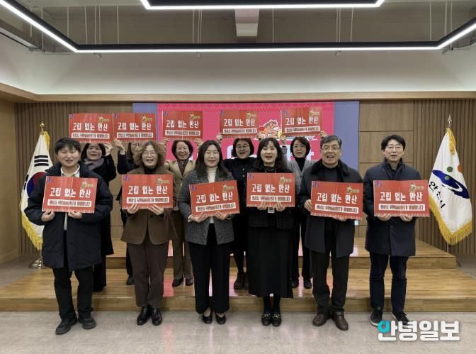 이경숙 복지국장(앞줄 오른쪽 세번째)이 23일 무한돌봄센터 운영위원회 위원들과 기념촬영을 하고 있다.