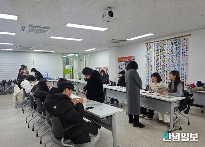 광명시 광명5동 청소년지도협의회는 26일 광명5동 행정복지센터에서 관내 청소년 20여 명과 함께 ‘손뜨개 카드지갑 만들기’ 체험 행사를 마쳤다.