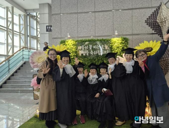 용인특례시가 초등학교와 중학교 학력 인정 합동 졸업식을 열었다.