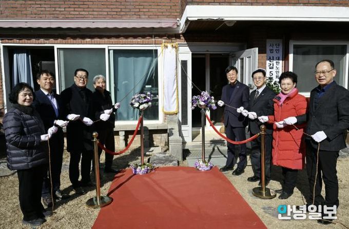 이민근 안산시장(오른쪽 네번째)이 28일 신길5통경로당 이전 개소식에서 현판식을 진행하고 있다.