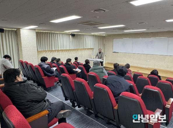 안산시 의료소비자생활협동조합 임직원들이 27일 직무교육을 진행하고 있다.