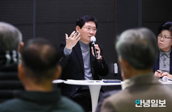 이상일 용인특례시장이 29일 용인미디어센터에서 기흥구 상하동과 구갈동 주민소통간담회를 열고 용인의 반도체 클러스터의 미래에 대한 의견을 제시했다.