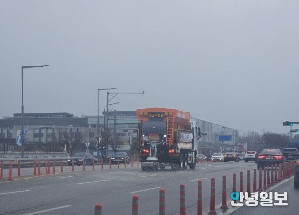 지난 1월 11일 제설차량으로 도로에 제설제를 살포하는 모습.