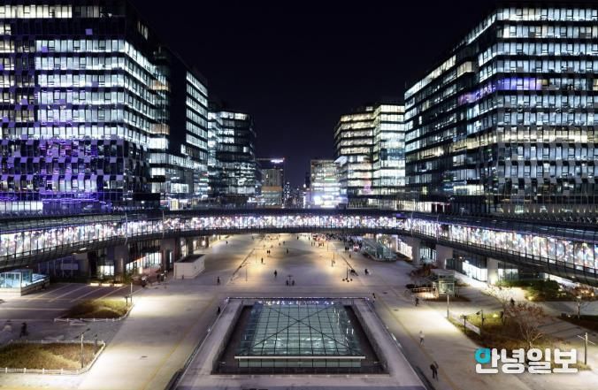 성남 첨단산업 기업 사무실 불빛으로 밝아진 판교테크노밸리의 야경