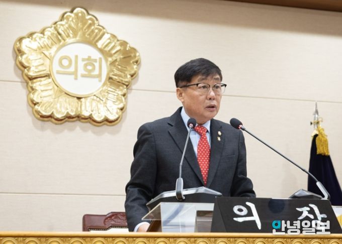 윤창철 의장이 제385회 임시회 제1차 본회의를 주재하고 있다.