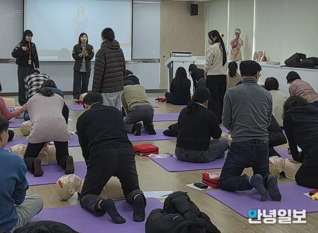 시민들이 교육에 따라 심폐소생술을 하고 있다.