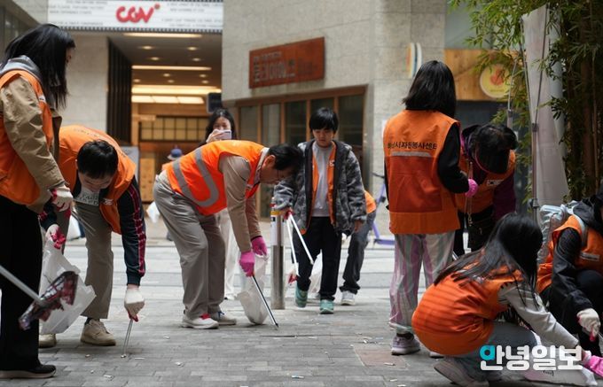 2025년 4월, 미사 문화의 거리에서 진행된 ‘미라클 줍모닝’환경정화 활동에서 자원봉사자들이 거리 곳곳의 쓰레기를 수거하며 시민들에게 생활 속 환경보호 실천의 중요성을 알리고, 깨끗한 도시 환경 조성을 위한 참여 분위기 확산에 힘쓰고 있다.