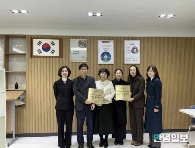 군포의왕교육지원청, '2025 1교 1인성브랜드 우수학교' 현판 시상식 개최