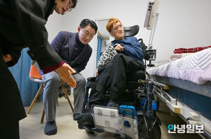 의정부시는 2월 20일 ‘중증장애인 스마트기기(AI‧IoT) 지원사업’ 설치 가정을 방문해 운영 현황을 점검하고 이용자 의견을 청취했다.