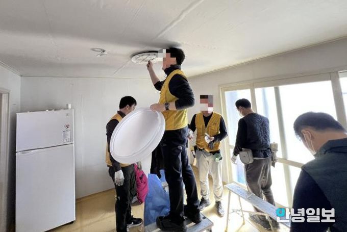 수정인테리어기술전문학원, 수원시 장안구 조원1동 홀몸어르신 가구에 무료 도배 봉사