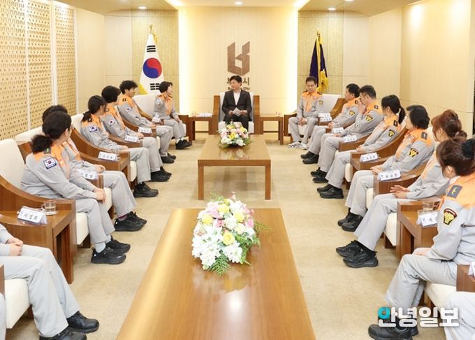 부천시는 지난 23일 의용소방대원들과 함께 간담회를 열었다.