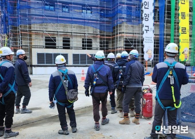 합동안전점검반이 관내 대규모 건축공사현장에서 안전점검을 하고 있다.