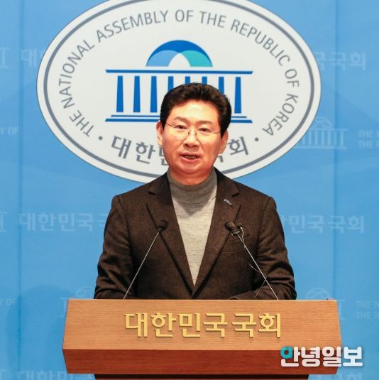 24일 국회 소통관에서 이상일 시장이 기자회견을 하고 있다