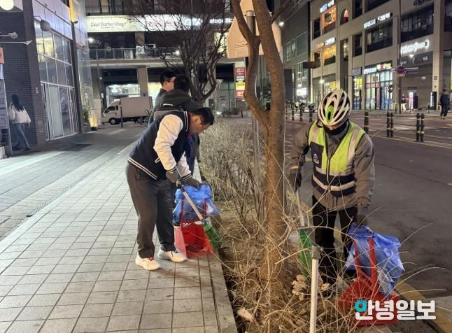 이현재 하남시장이 지난 21일 저녁 미사문화거리에서 시 소속 환경공무관들과 함께 빗자루를 들고 야간 청소 정화 활동을 펼치고 있다.