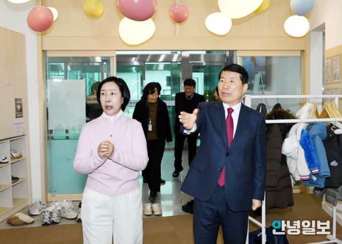 구리시 영·유아케어센터 운영 현황에 대해 보고받는 백경현 구리시장