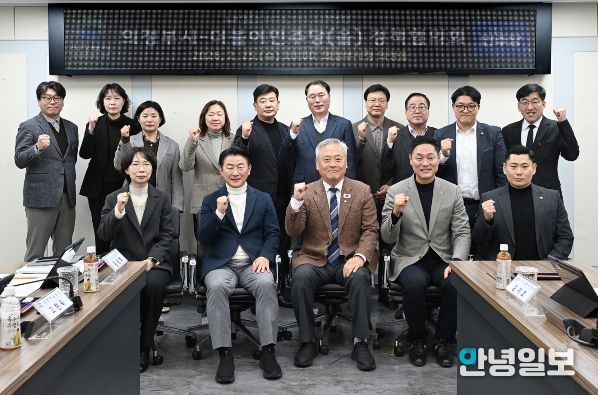 2월 25일 의정부시와 더불어민주당 의정부(을) 지역위원회의 정책협의회에서 참석자들이 기념촬영을 하고 있다.