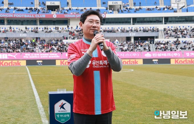 이상일 시장이 1일 미르스타디움에서 열린 하나은행 K리그2 홈 개막전에서 인사말을 하고 있다