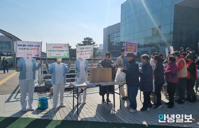 용인특례시 보건소에서 지난해 진행한 '비만 예방의 날' 통합건강증진 합동캠페인 모습