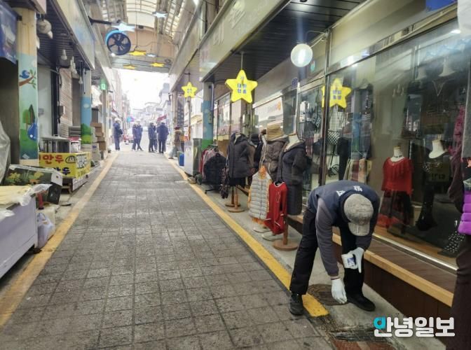 연천군보건의료원, “말라리아, 유충부터 잡는다”… 해빙기 유충구제 실시