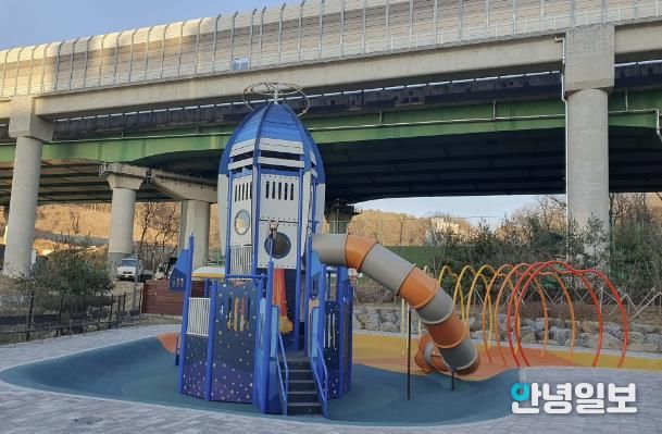 신규로 조성된 부곡동 물놀이장에 보호자가 땡볕을 피할 그늘막이 전무한 모습